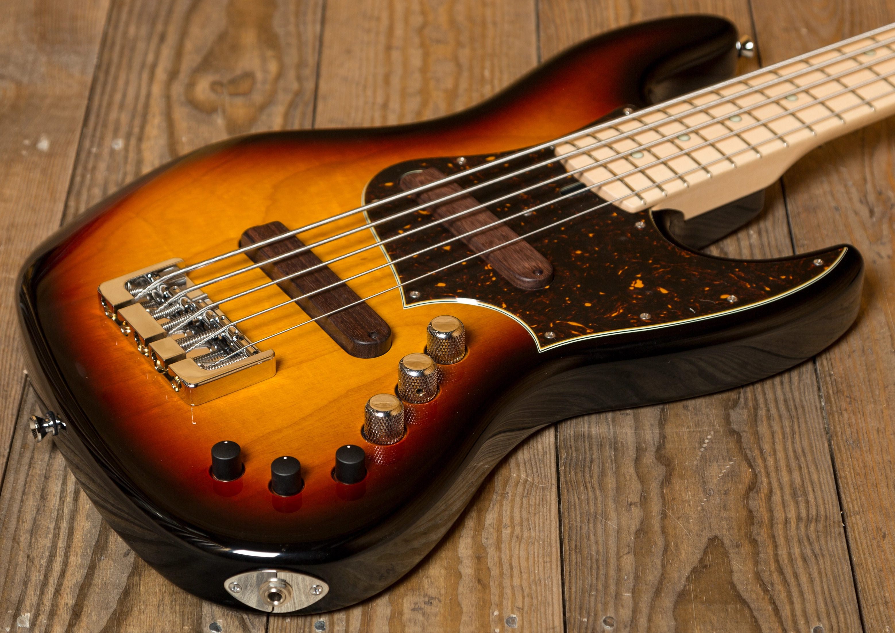 Xotic XJ1T Lightweight 5string Bass 3 Tone Burst Maple Neck Peach
